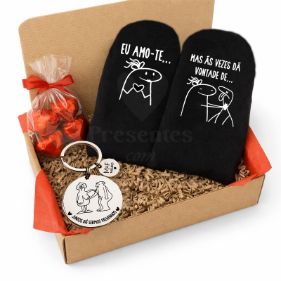 Conjunto de meias pretas, chaveiro metálico e saco de chocolates em caixa de cartão