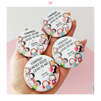 Bottons redondos coloridos com ilustrações de crianças e texto em português