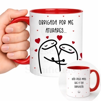 Caneca branca com interior e pega vermelha, desenho de dois bonecos a abraçar e texto em português.