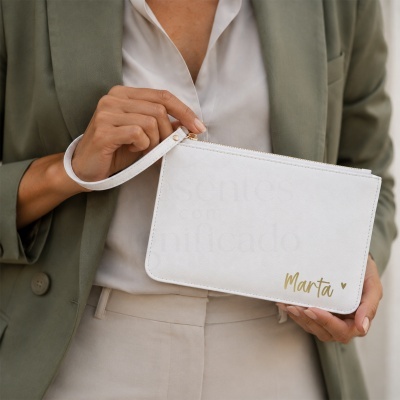 Carteira branca personalizada com o nome Marta e fecho dourado
