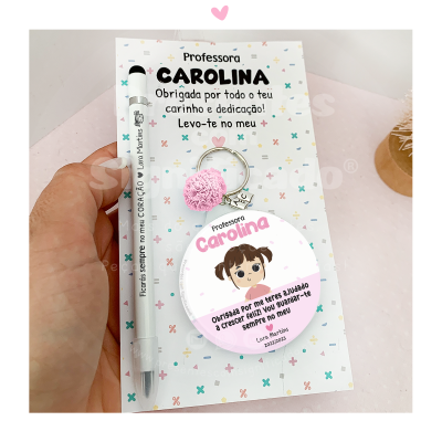 Conjunto de caneta branca e porta-chaves redondo com pompom rosa em cartão branco decorado