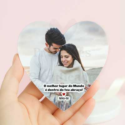 Coração com foto de casal abraçado na praia e texto romântico em português.
