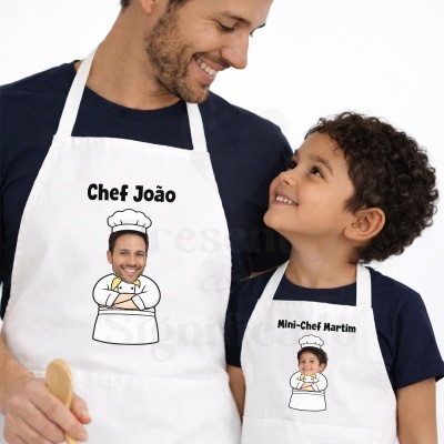 Aventais brancos personalizados com textos Chef João e Mini-Chef Martim e desenhos com fotos do rosto dos usuários