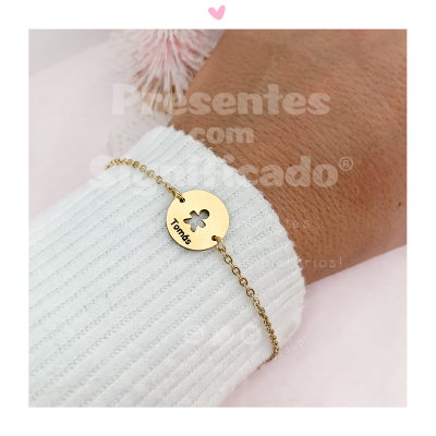 Pulseira dourada com pendente redondo gravado com Tomás