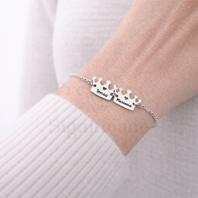 Pulseira com pendente de puzzle prateado com nomes Tomás e Mariana