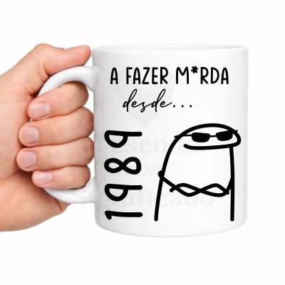 Caneca branca com texto e desenho preto de figura estilizada e óculos