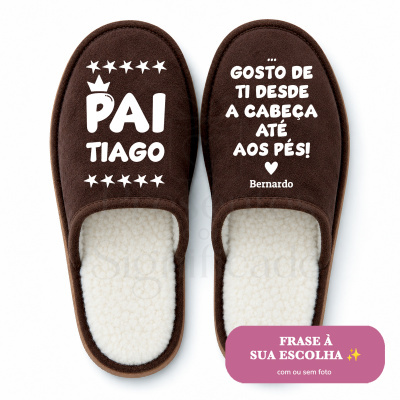 Chinelos castanhos com texto personalizado para pai Tiago com interior peludo branco.
