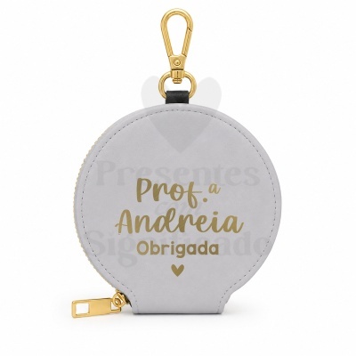Bolsa redonda cinza clara com texto dourado e fecho mosquetão