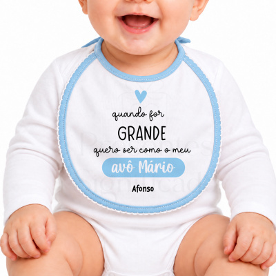 Babete branco e azul com texto personalizado usado por bebé.