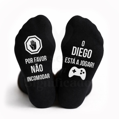 Meias pretas com texto branco e ícones nos solados