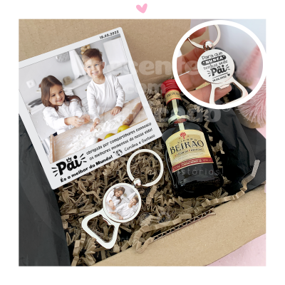 Caixa de presente com garrafa de licor, chaveiro personalizado e fotografia de crianças com texto para o pai