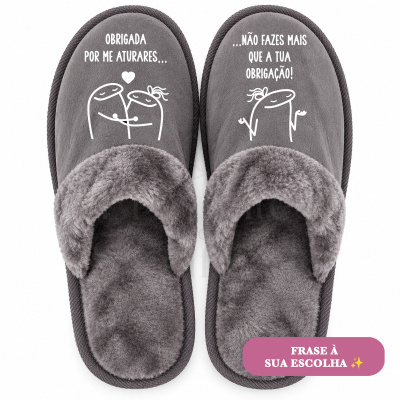 chinelos cinzentos felpudos com frases divertidas e desenhos brancos