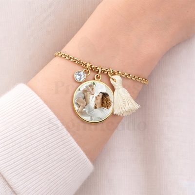 Pulseira dourada com pendentes, incluindo fotografia personalizada e borla branca