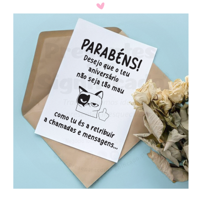 Cartão de aniversário com texto em português e desenho de gato com óculos