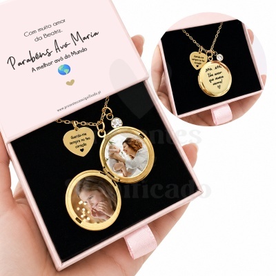 Colar porta-fotos dourado com pendente de coração e caixa rosa