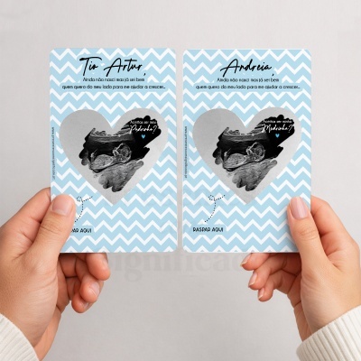 Cartões com padrão zig-zag azul claro e branco com imagem de ultrassom e texto convite para padrinho e madrinha