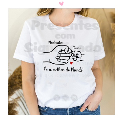 T-shirt branca com estampa de mãos a tocar e texto em português.