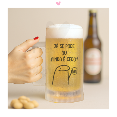 Caneca de vidro com cerveja e frase humorística em português