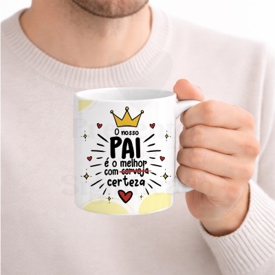 Caneca branca com texto e ilustração coloridos segurada por uma mão