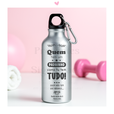 Garrafa metálica prateada com texto em português e tampa preta com mosquetão