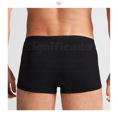 Cuecas boxer pretas em modelo visto de costas