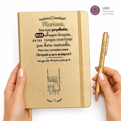 Caderno bege com ilustração e texto personalizado, caneta dourada e fundo branco