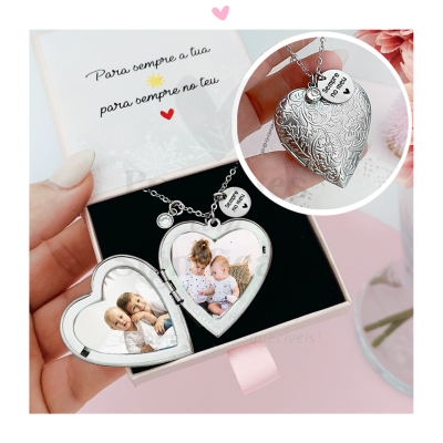 Colar coração prateado com padrão floral, foto interior de crianças e pendente com texto 'Love you Mom'
