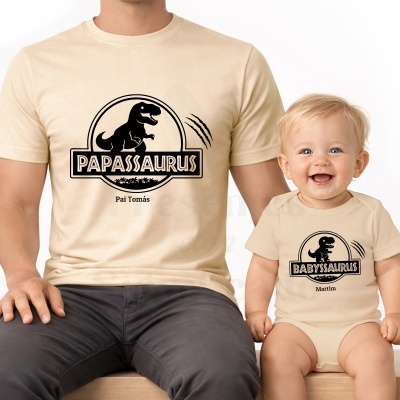 Conjunto de t-shirts bege para pai e bebé com texto PAPASSAURUS e BABYSAURUS e nomes personalizados.