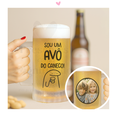 Caneca de vidro com cerveja e texto 'SOU UM AVÔ DO CANECO!' e foto de duas crianças
