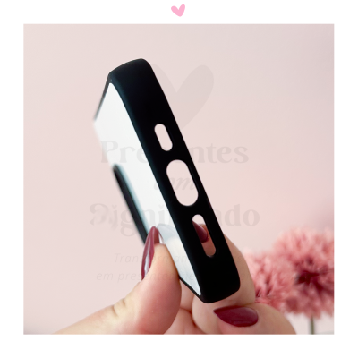 Capa protetora para smartphone preta e branca sendo segurada por uma mão