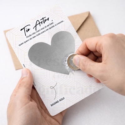 Cartão com coração para raspar e texto em português com instruções.