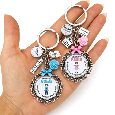 Dois porta-chaves metálicos com pendentes personalizados e decoração colorida