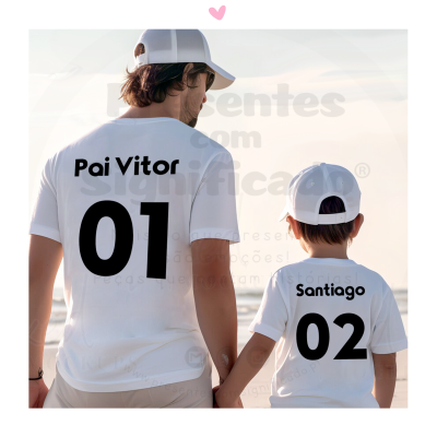 Dois t-shirts brancos com texto preto, adulto e criança de costas, com bonés brancos, ao ar livre