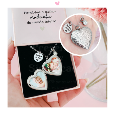 Colar com pendente de coração para fotos em caixa rosa com mensagem para madrinha