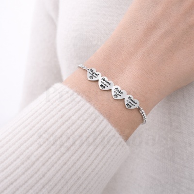 Pulseira de prata com quatro corações gravados com nomes e datas