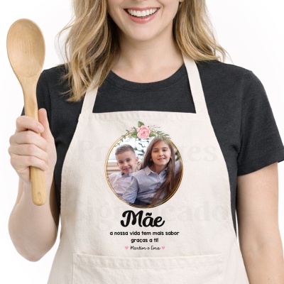Avental creme com foto e texto para mãe segurando colher de pau