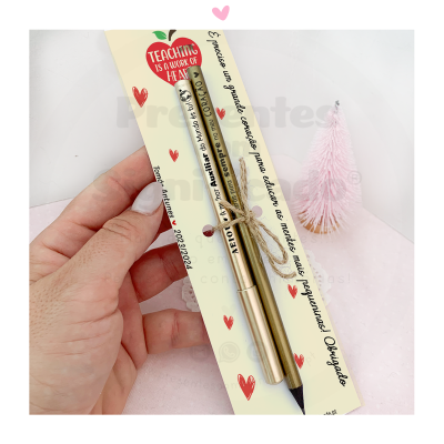 Lápis de desenho dourado com embalagem amarela e decoração de corações e texto em português