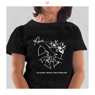 T-shirt preta com design branco de mãos e flores e texto em português.