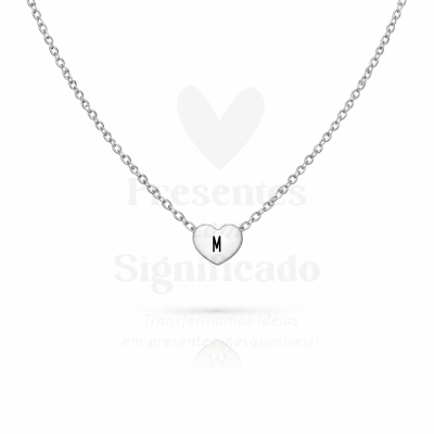 Colar prateado com pendente coração e letra M