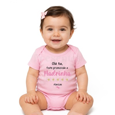 Bebé com body rosa e laço rosa no cabelo, sorrindo