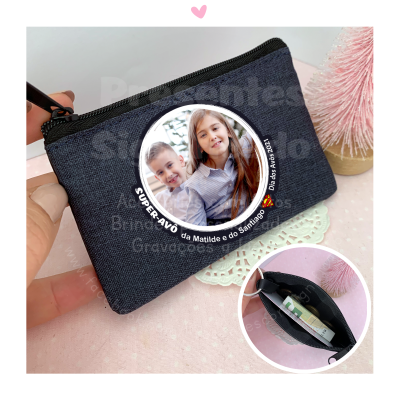 Carteira preta com foto circular e texto branco, sobre superfície rosa com doily branco e decoração rosa