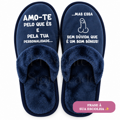 Chinelos azuis com frases e desenho em branco