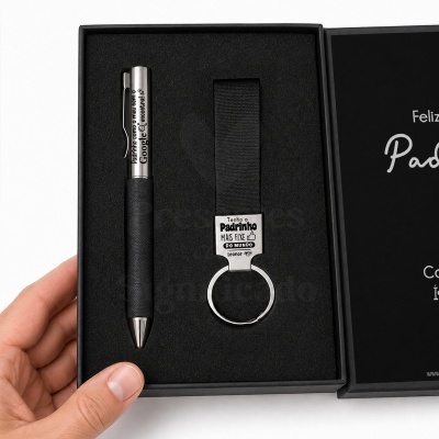 Conjunto presente com caneta metálica e porta-chaves para padrinho