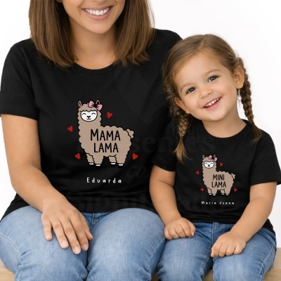 Duas t-shirts pretas com lhama e texto Mama Lama e Mini Lama