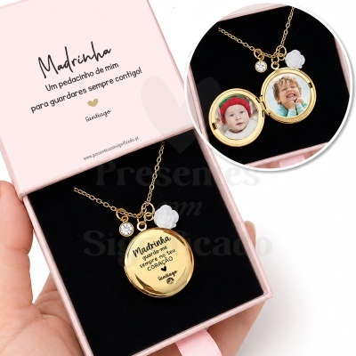Colar medalhão dourado personalizado com fotos e mensagem para madrinha na caixa rosa
