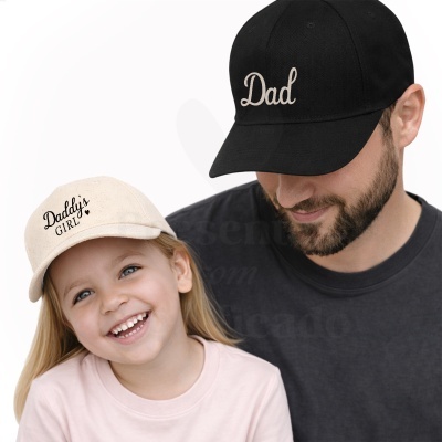 Criança e homem com bonés com textos Daddys GIRL e Dad.