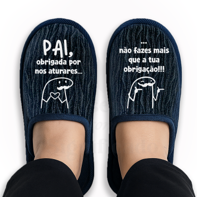 Ténis de casa azul escuro com texto branco para pai