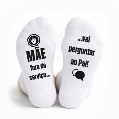 Meias brancas com texto preto divertido nas solas