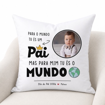 Almofada branca com texto e fotografia personalizada sobre um assento claro.