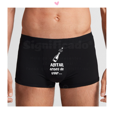 Cuecas pretas com texto e desenho em branco na frente